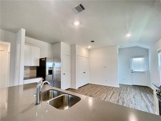 Building Photo - 102 Milliner Lp