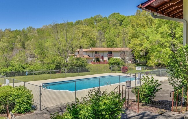 Building Photo - Great corner studio location in Belle Forest.