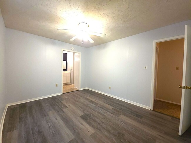 Building Photo - Welcome to this charming 3 bedroom, 2 bath...