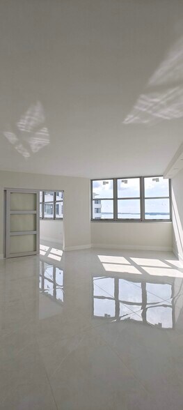 Building Photo - 999 Brickell Bay Dr