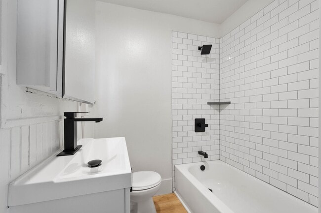 Building Photo - AVAILABLE MID-OCTOBER! FULLY RENOVATED 1-b...