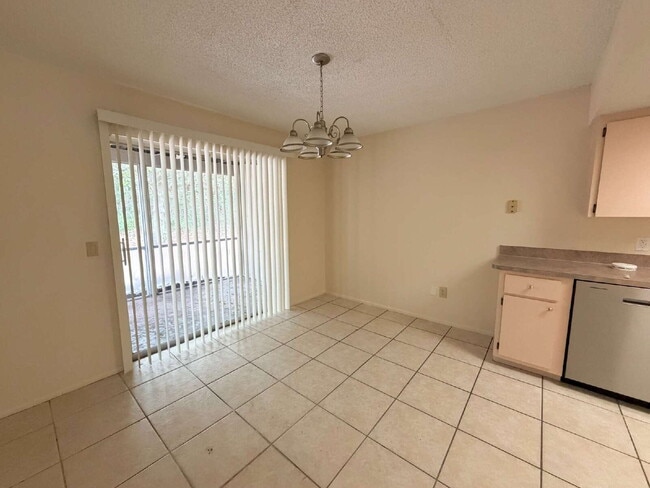 Building Photo - "Charming 2-Bedroom, 2-Bath Duplex Retreat in Spring Hill!"