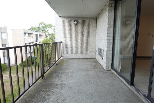 Building Photo - 37 Skyline Dr