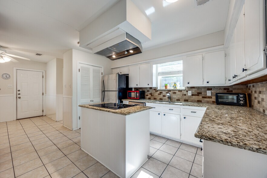 Kitchen - 7842 El Pensador Dr