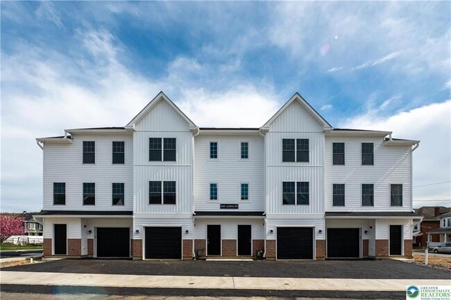 Building Photo - 560 Long St