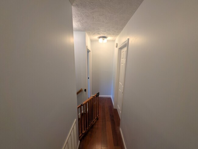 Building Photo - 717 Windsor Dr SE