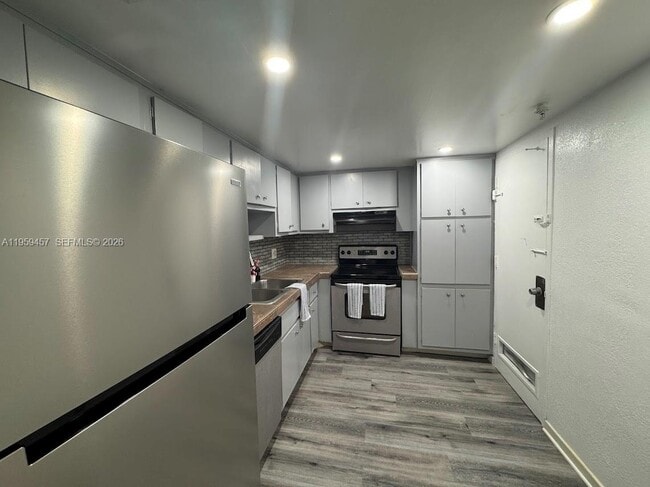 Building Photo - 400 Kings Point Dr