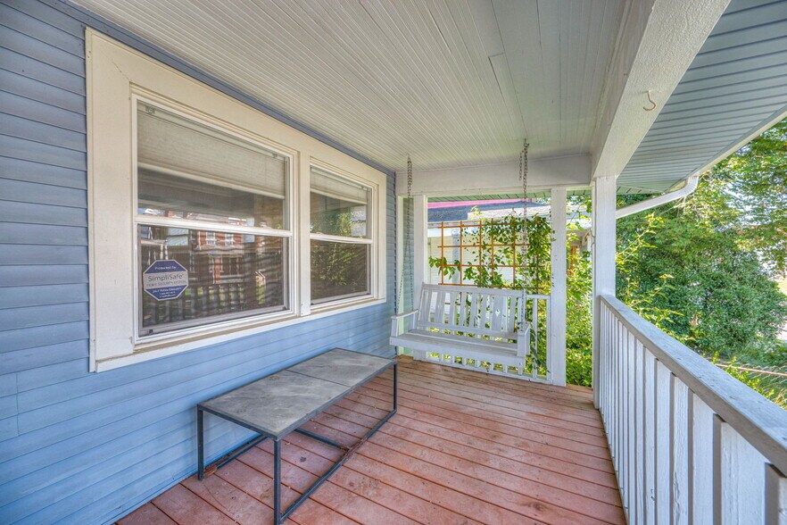 Building Photo - 906 S Champion Ave