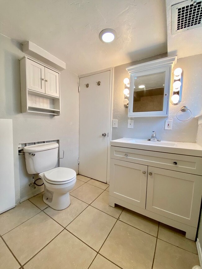 Building Photo - Beautiful 4-Bedroom House