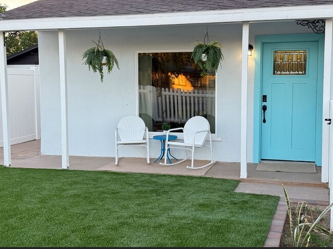 Front entrance - 146 S Sirrine