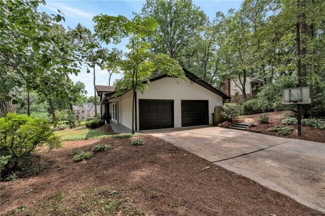 Building Photo - 3480 Tanbark Ct NE