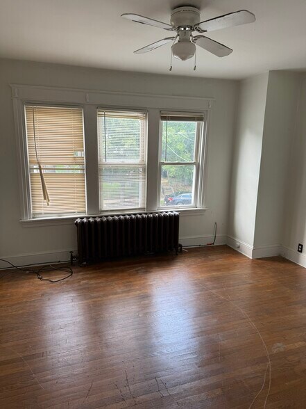 Building Photo - 605 E 19th St