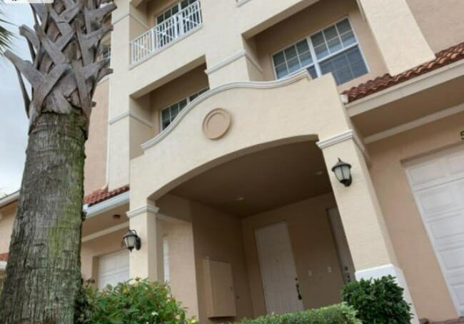 Building Photo - 5021 Vine Cliff Way W