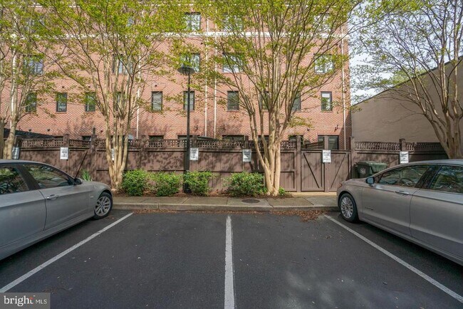 Building Photo - 708 N Henry St