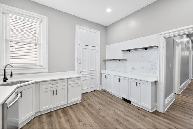 Building Photo - 517 Armandale St