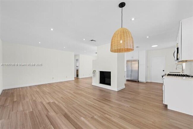 Building Photo - 9411 Jamaica Dr