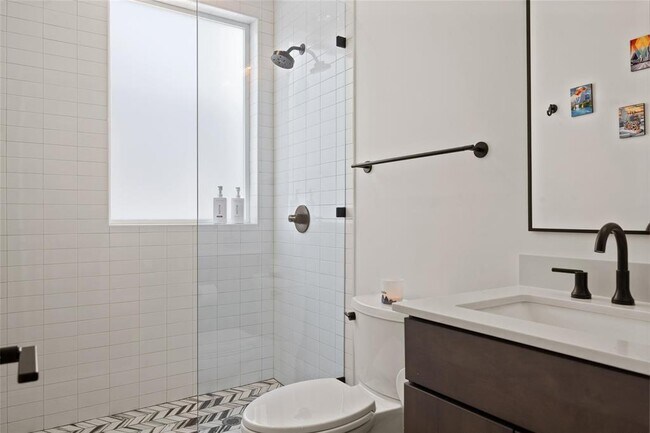 Building Photo - 4404 Mount Vernon Dr