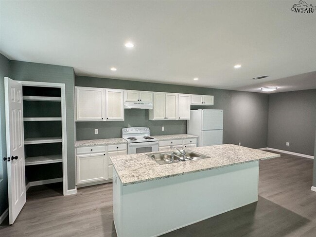 Building Photo - 223 Loch Lomond Dr