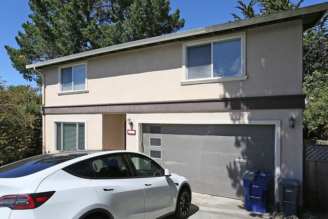 Building Photo - Outstanding Fully Remodeled 2-Level 5BR/2....