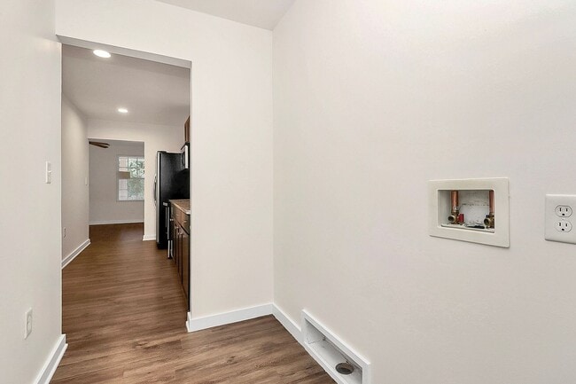 Building Photo - Rent Special on Affordable Duplex in Ender...