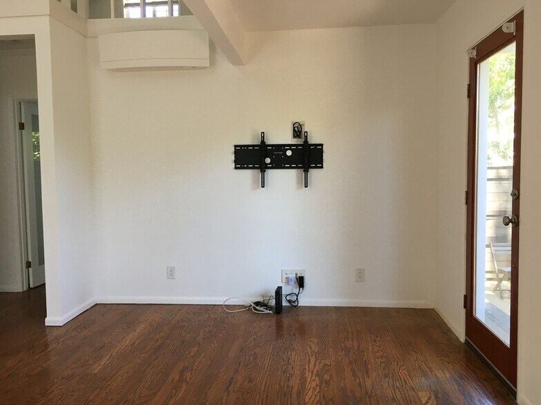 Building Photo - 347 6th Ave