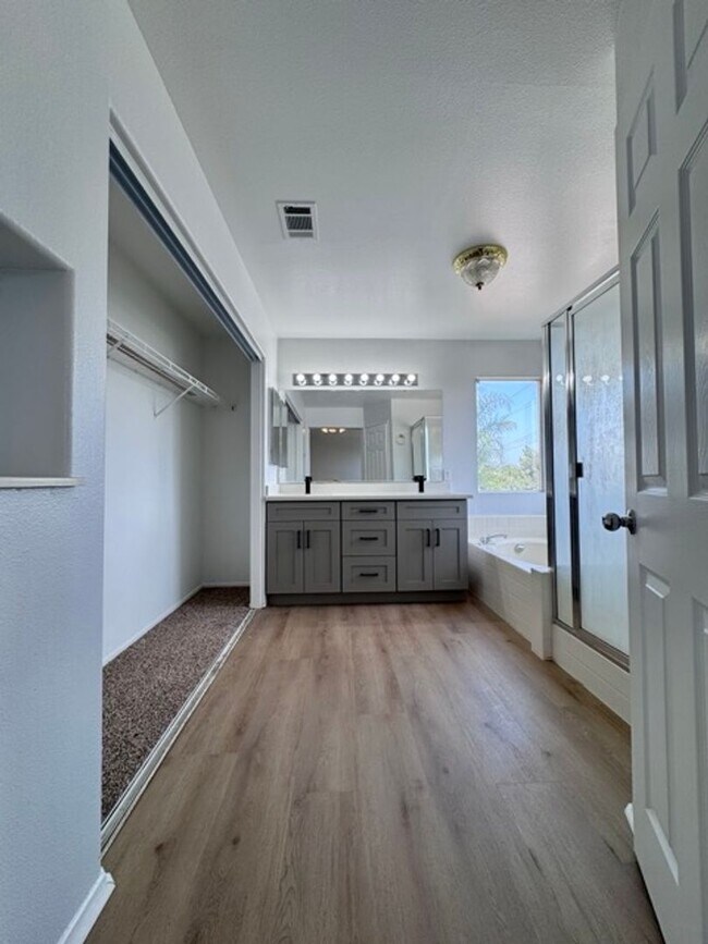 Building Photo - Spacious 4 Bedroom Home with a loft AND bo...