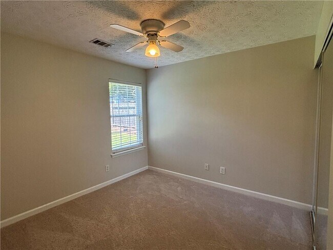 Building Photo - 2140 Lexington Ln