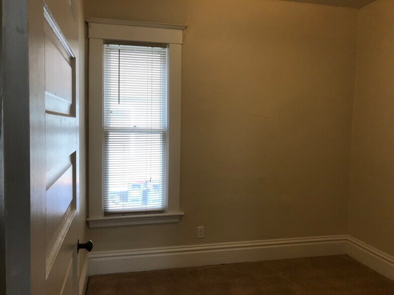 Building Photo - 128 Luton Ave SE