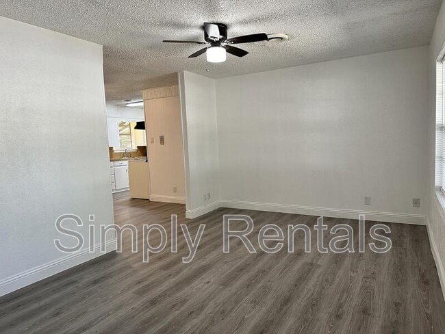 Building Photo - Poplar St 3211