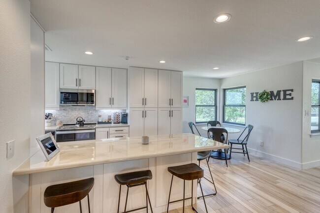 Building Photo - 3305 Close Call