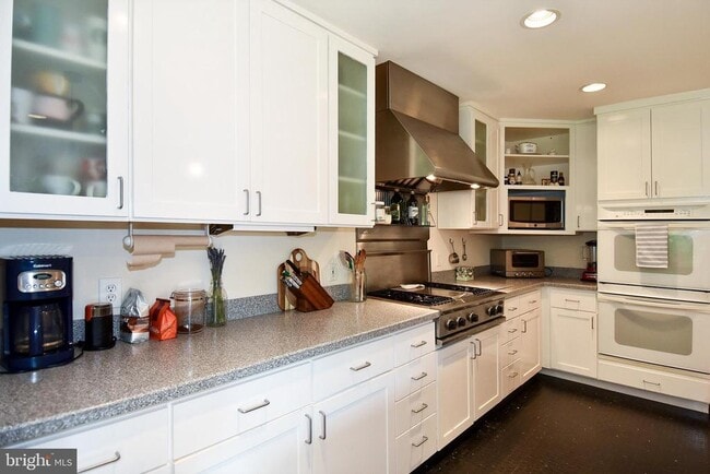 Building Photo - 6246 22nd Rd N