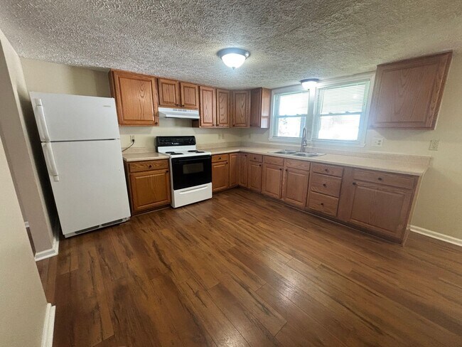 Building Photo - Radford, 2 BR / 1 BA, Available Now