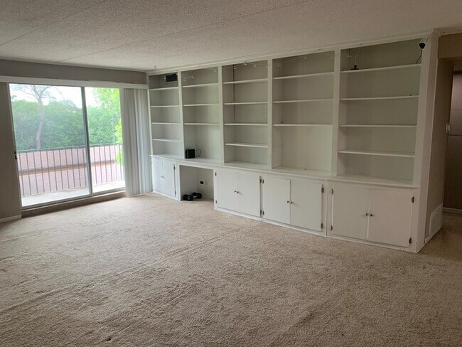 Building Photo - 5S070 Pebblewood Ln