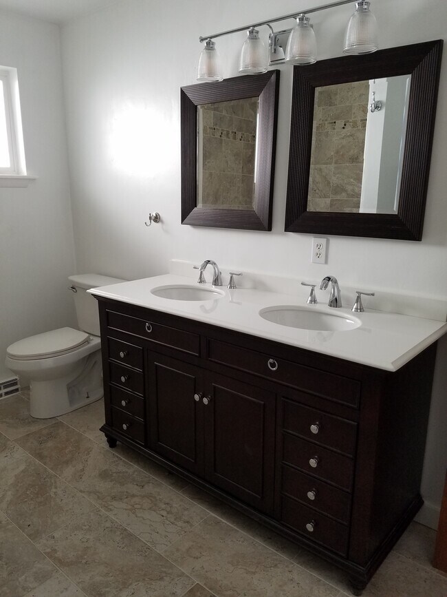 Building Photo - Triplex in Lafayette - 2 Bedroom 1 Bath End Unit