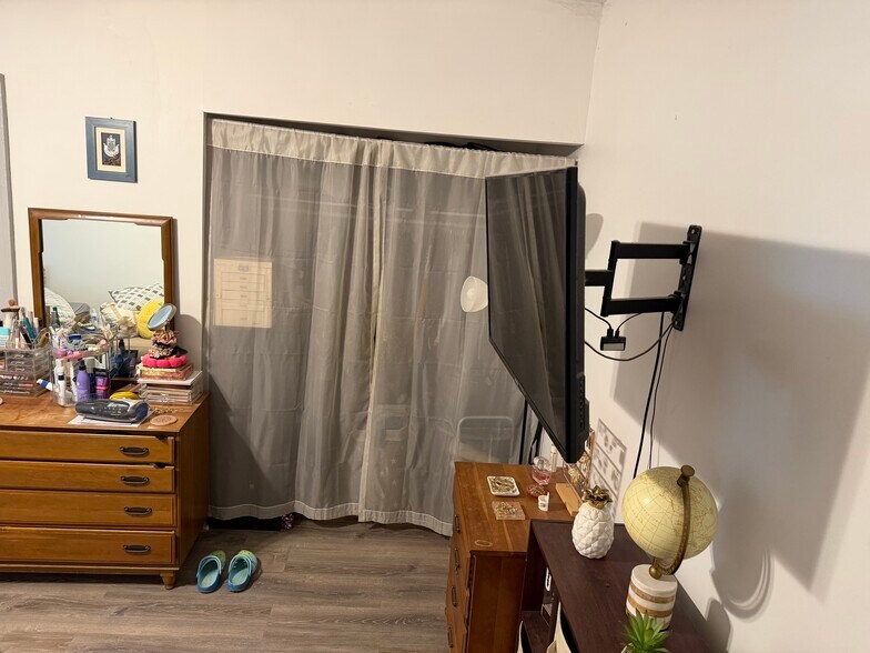 Building Photo - 719 Park Ave