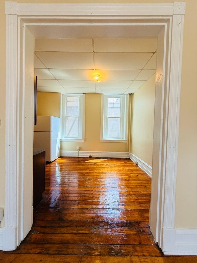 Building Photo - 560 Manor St