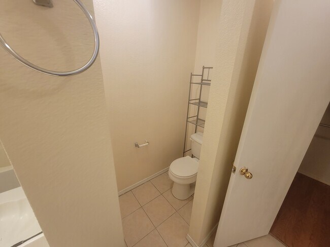 Building Photo - 1716 Country Crest Ln