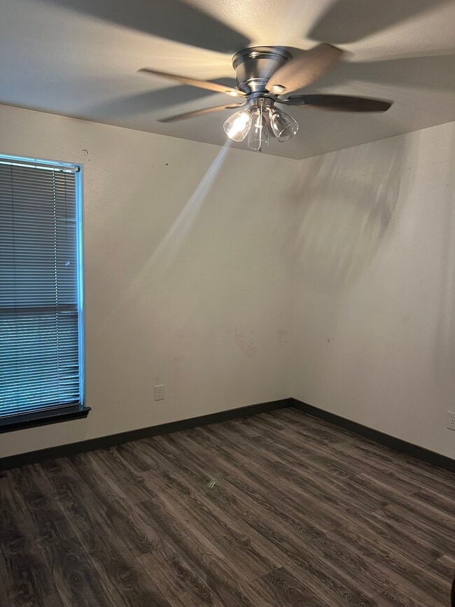 Building Photo - 3016 Hillsdale Ave