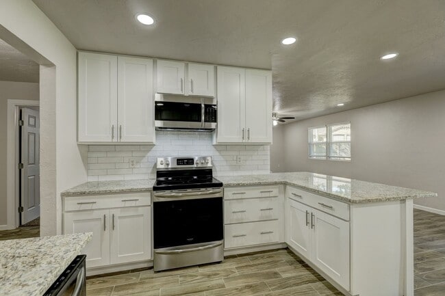 Building Photo - Spacious Elegance: Open Floor Plan, Dual V...