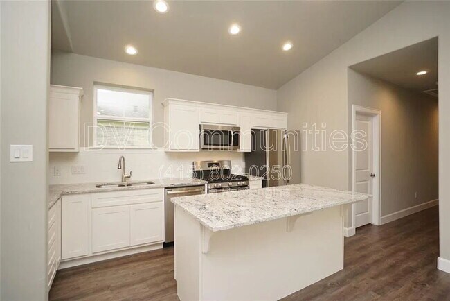 Building Photo - "Charming 3-Bedroom Home in Rosenberg with 2 Full Baths and 1,400 Sq Ft of Comfortable Living Spa...