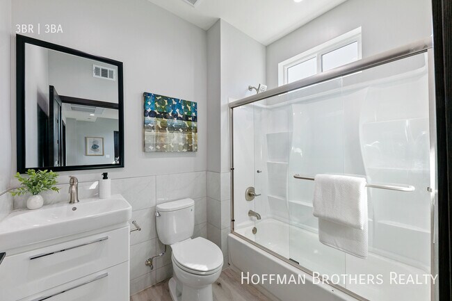 Building Photo - 13621 N Fellows Ave