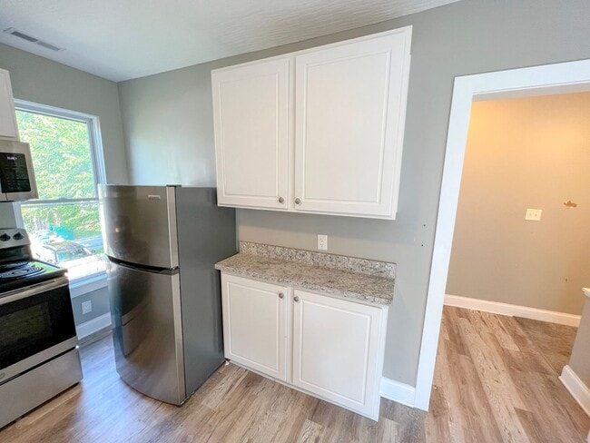 Building Photo - Modernized 2nd Floor Apartment in Franklin...