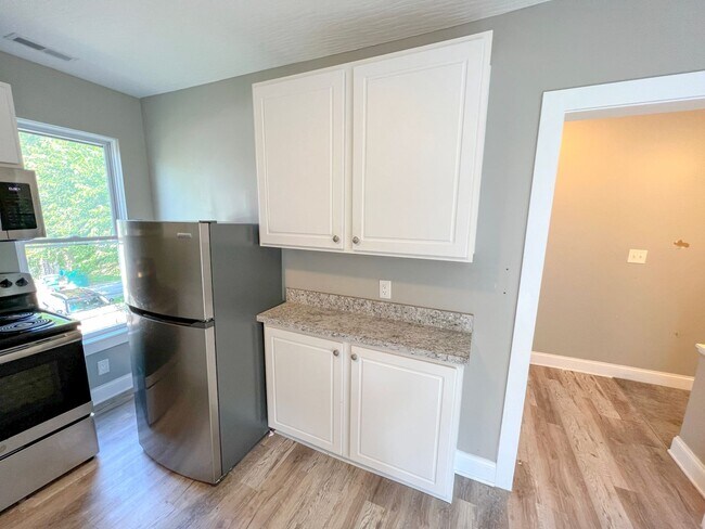 Building Photo - Modernized 2nd Floor Apartment in Franklinton – Your Urban Oasis Awaits!