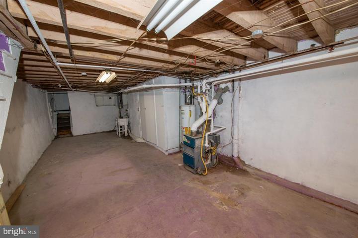 Building Photo - 2061 Wilmot St