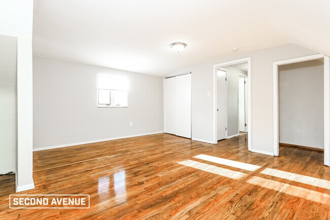 Building Photo - 136 College Park Dr