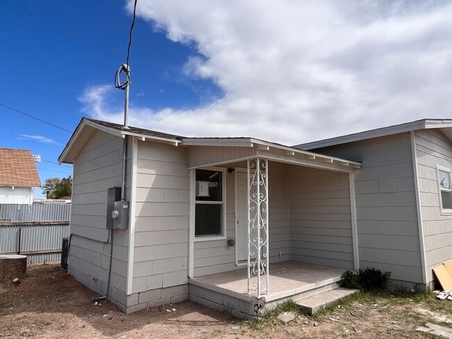 Building Photo - Cute 1 Bedroom Home
