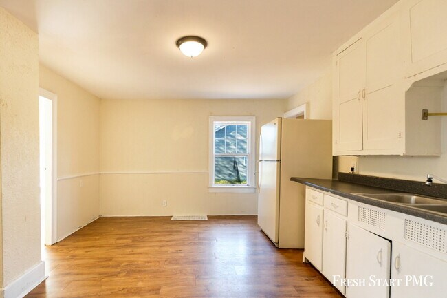 Building Photo - Bright Ground-Floor Home with Flexible Space