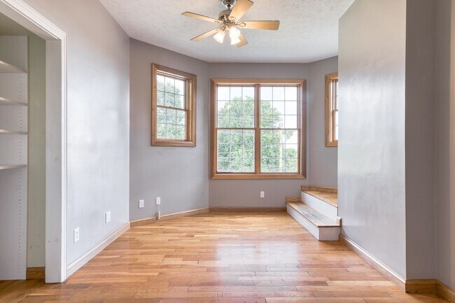 Building Photo - 5 to 8 Bedrooms. Pet Friendly.