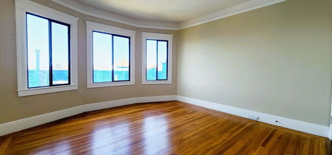 Building Photo - SUPER SPACIOUS, 3 LEVELS, 3 BONUS Rooms-SI...