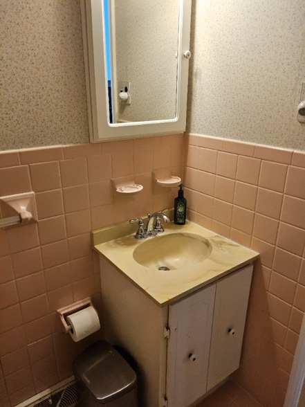 Building Photo - 147 Candlewick Dr